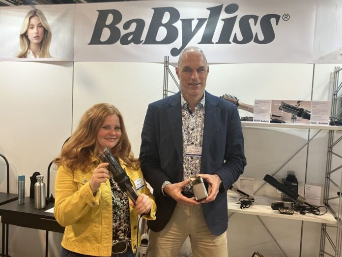 Marianne Schaad, Key Account Managerin mit Commercial Director Matthias Hofmann. Quelle: insidenews.