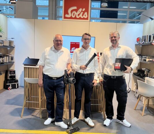 Wichtigste Schweizer Plattform Solis-CEO Thomas Nauer (Mitte) mit seinem Team. Quelle: insidenews