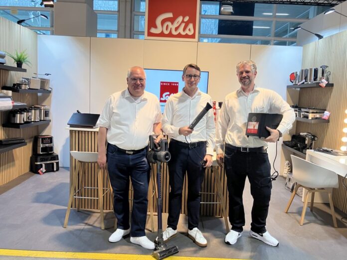 Solis-CEO Thomas Nauer (Mitte) mit seinem Team. Quelle: insidenews