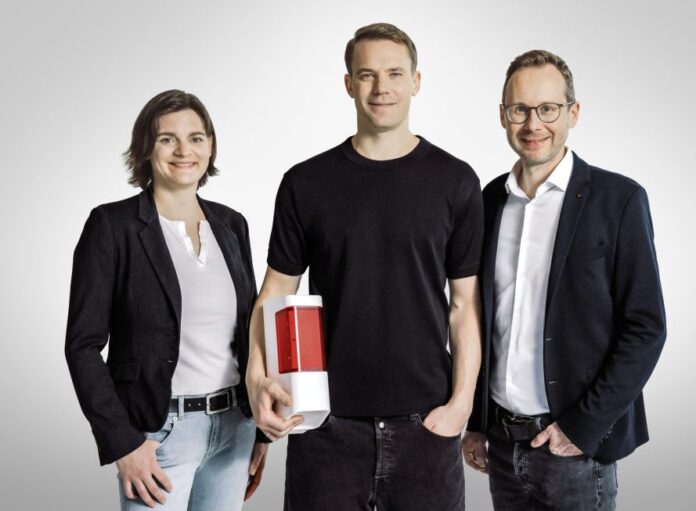 Manuel Neuer steht für Werte wie Sicherheit, Vertrauen und Zuverlässigkeit. „Damit ist er die perfekte Besetzung als Markenbotschafter für Telenot“, betonen Anja Wunderle und Dr. Timo Stock von der Geschäftsführung des Unternehmens. Quelle: Telenot