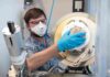 Grüner Wasserstoff wird billiger Empa-Forscher Konstantin Egorov beschichtet Edelstahlkomponenten mit korrosionsbeständigem Titanoxid, um die Herstellung von grünem Wasserstoff wirtschaftlicher zu machen. Bild: Empa