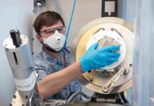 Grüner Wasserstoff wird billiger Empa-Forscher Konstantin Egorov beschichtet Edelstahlkomponenten mit korrosionsbeständigem Titanoxid, um die Herstellung von grünem Wasserstoff wirtschaftlicher zu machen. Bild: Empa