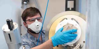 Grüner Wasserstoff wird billiger Empa-Forscher Konstantin Egorov beschichtet Edelstahlkomponenten mit korrosionsbeständigem Titanoxid, um die Herstellung von grünem Wasserstoff wirtschaftlicher zu machen. Bild: Empa