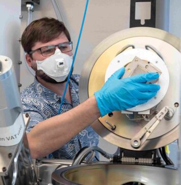 Grüner Wasserstoff wird billiger Empa-Forscher Konstantin Egorov beschichtet Edelstahlkomponenten mit korrosionsbeständigem Titanoxid, um die Herstellung von grünem Wasserstoff wirtschaftlicher zu machen. Bild: Empa