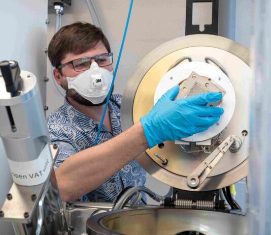 Grüner Wasserstoff wird billiger Empa-Forscher Konstantin Egorov beschichtet Edelstahlkomponenten mit korrosionsbeständigem Titanoxid, um die Herstellung von grünem Wasserstoff wirtschaftlicher zu machen. Bild: Empa