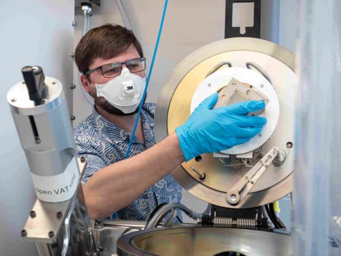 OLYMPUS DIGITAL CAMERA Empa-Forscher Konstantin Egorov beschichtet Edelstahlkomponenten mit korrosionsbeständigem Titanoxid, um die Herstellung von grünem Wasserstoff wirtschaftlicher zu machen. Bild: Empa
