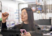 KI-Computermaus reduziert Tierversuche Die Empa-Forscherin Jimeng Wu hat mit einer virtuellen Maus eine Alternative zu Tierversuchen geschaffen: die KI-unterstützte Maus kann berechnen, welche Nanopartikel in die Lunge, die Nieren, die Leber und die Milz einer Maus gelangen und wo sie sich ansammeln. Bild: Empa