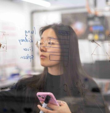 KI-Computermaus reduziert Tierversuche Die Empa-Forscherin Jimeng Wu hat mit einer virtuellen Maus eine Alternative zu Tierversuchen geschaffen: die KI-unterstützte Maus kann berechnen, welche Nanopartikel in die Lunge, die Nieren, die Leber und die Milz einer Maus gelangen und wo sie sich ansammeln. Bild: Empa
