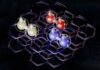 Graphen als Supraleiter Graphen bestehen aus einer einzigen Lage von Kohlenstoffatomen, die sich zu Materialien mit speziellen Eigenschaften stapeln lassen. In rhomboedrischem Graphen mit vier oder fünf Schichten haben Forschende drei neue Supraleiter nachgewiesen. Die magnetischen Momente (Pfeile) der supraleitenden Elektron-Pärchen zeigen dabei in dieselbe Richtung, was die Supraleiter auch grosse Magnetfelder unbeschadet überleben lässt. (Visualisierung: Amy Pan, RLE; MIT). Quelle: Uni Basel.