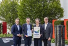 Hama schafft Rahmen fürs Umweltmanagement Bildunterschift: Übergabe der EMAS-Urkunde durch Matthias Hausmann (IHK Schwaben, links) im Beisein von Martin Stegmair (stellv. Landrat, rechts) an Roland Handschiegel und Stine Blinne von Hama.